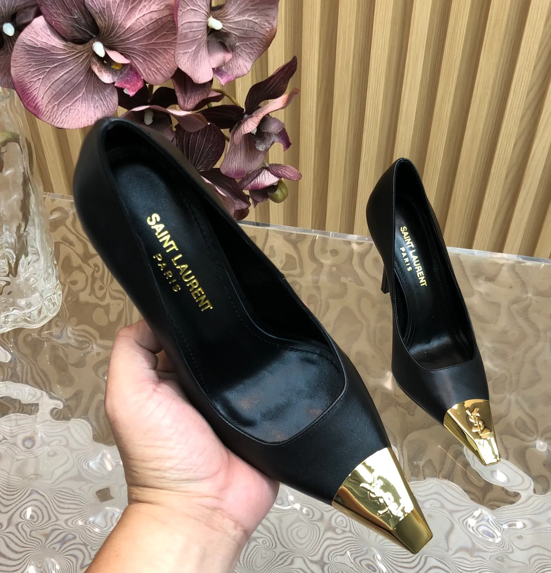 👟👟Ex-factory price 600👟👟 Top quality Saint Laurent/Yves Saint Laurent Lee metal buckle single shoes, YSL sister's beautiful high heels, and the small square toe of the same style as Saint Laurent Rose. The high heels are very good at modifying the foot shape, and the luxurious metal chain. In recent years, SLP has become more and more understanding of women in high heels. It has eliminated the embarrassing design impression of waterproof platform models. YSL's beautiful high heels. Upper: imported patent leather/cowhide. Sole: Genuine leather outsole Heel height approximately: 11cm Size 35-39 (40, 41 customized, non-returnable and non-exchangeable)